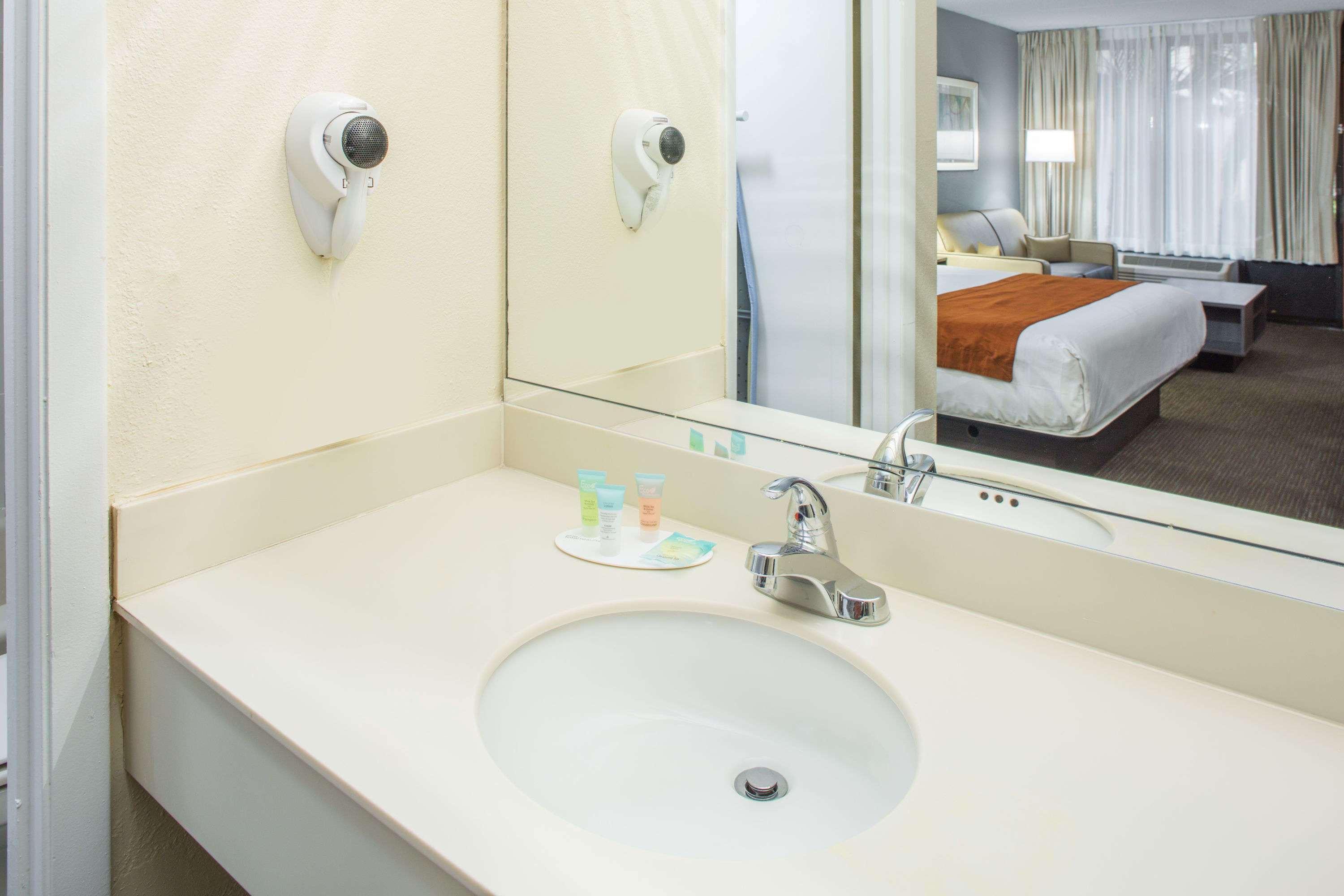 Days Inn & Suites By Wyndham Orlando Airport Екстер'єр фото