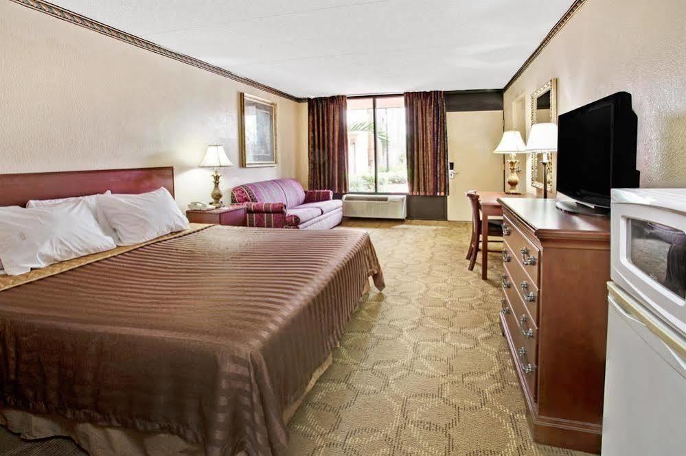 Days Inn & Suites By Wyndham Orlando Airport Екстер'єр фото